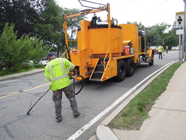 Crack Seal - герметизация и заполнение трещин на асфальте холодным и горячим способами
